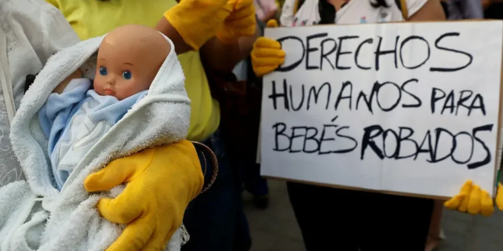 Polizia scopre accordo di vendita di neonato a coppia senza figli per 3.000 euro in Andalusia