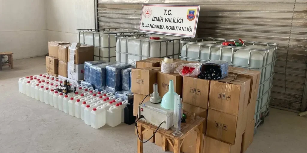 Polizia di Izmir confisca 3.360 litri di alcol falso e arresta 8 sospetti prima del Capodanno