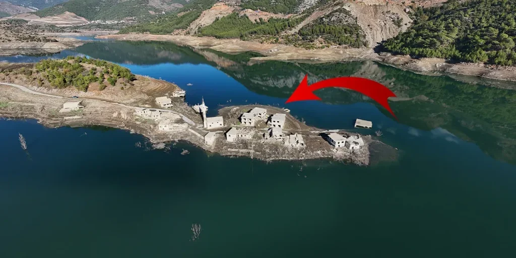Siccità in Anamur: il livello dell’acqua al Dammio Alaköprü è sceso dell’80 % e il villaggio storico è tornato in superficie