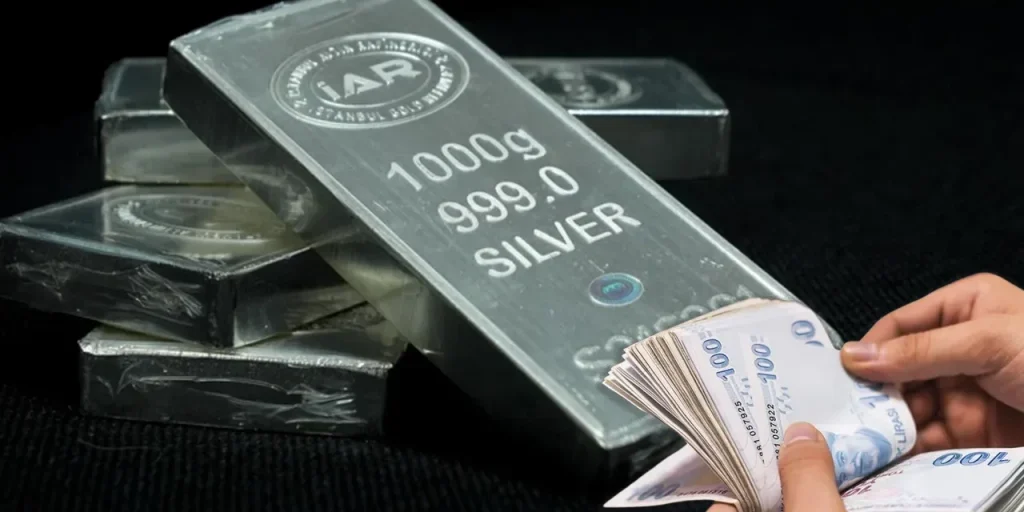 Prezzo dell'argento raggiunge nuovo record, domanda prevista in crescita fino al 2026