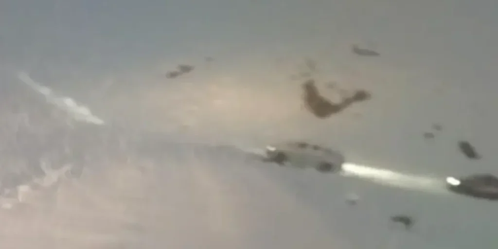 Soldato Mehmetçik libera veicoli bloccati dalla neve a Yüksekova