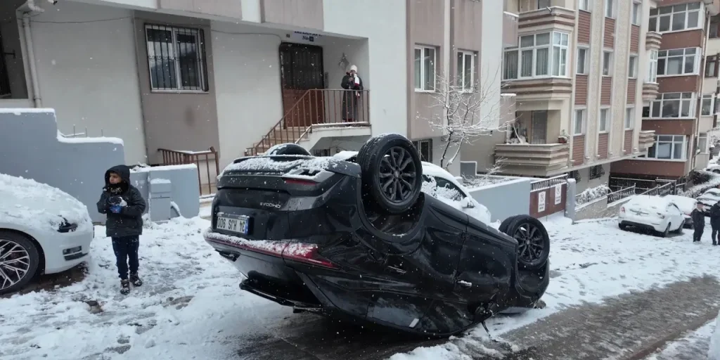Auto ribaltata in discesa: tre persone ricoverate in ospedale