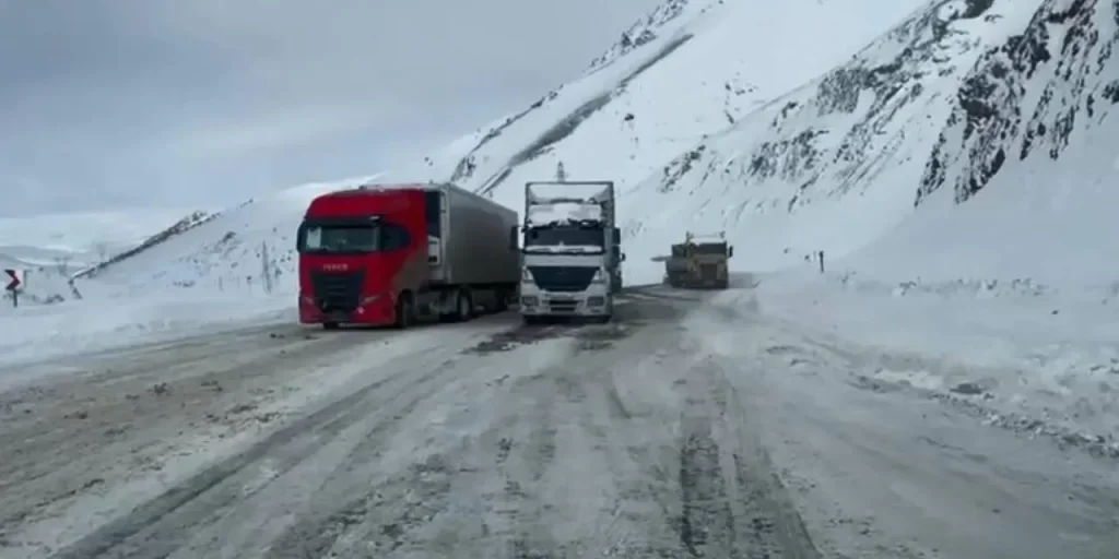 Neve blocca la strada tra Bingöl ed Erzurum, chiusura per i camion