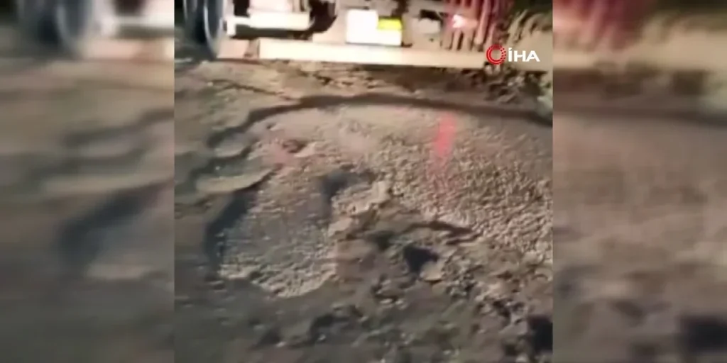 Autista versa calcestruzzo sulla strada: risposta scortese e azienda pronta a pagare la multa