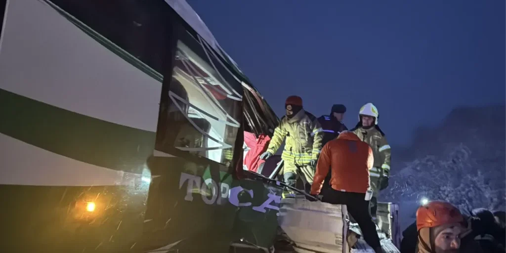Trattore colpisce autobus a Tokat, 13 feriti