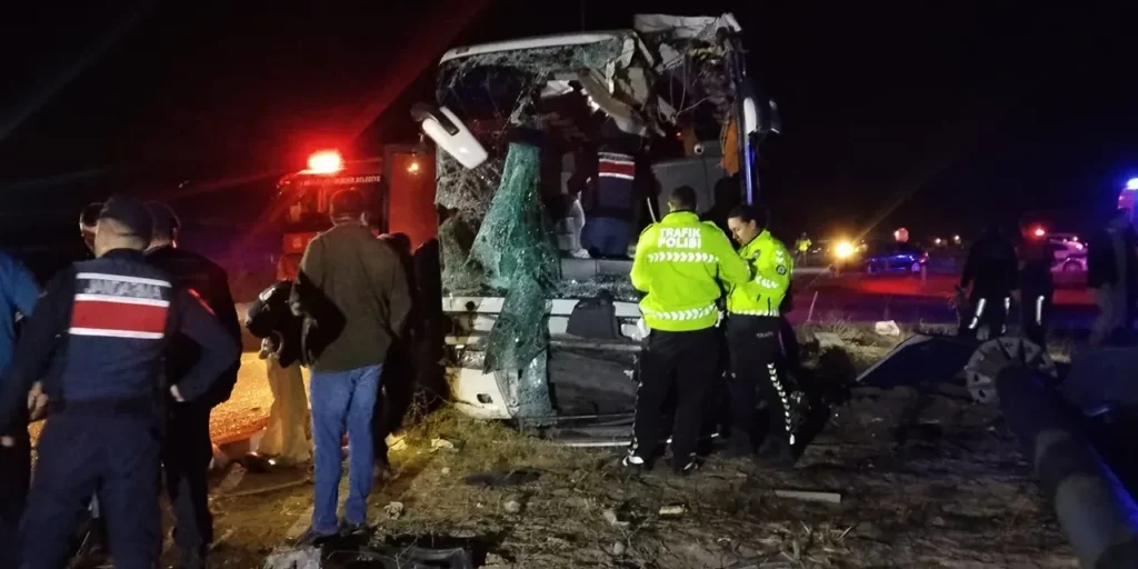 Incidente tra autobus e minibus a Denizli: numerosi feriti
