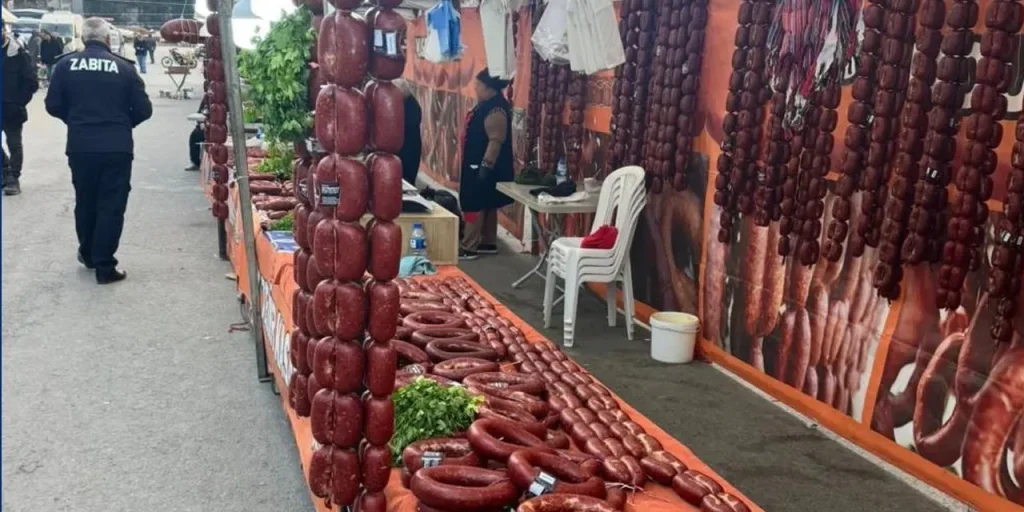 850 kg di salsiccia scaduta confiscata al mercato di Kahramanmaraş