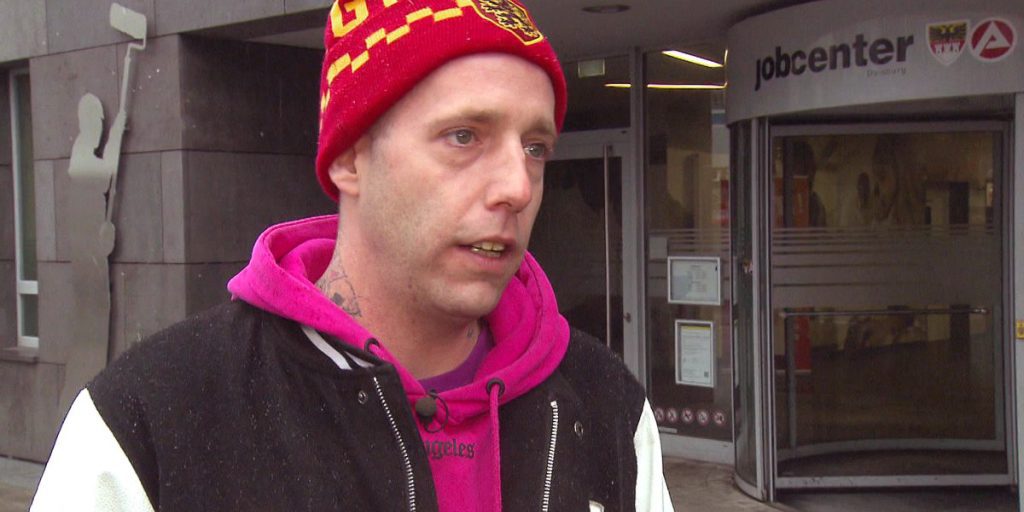 Beneficiario del Bürgergeld spiega al Jobcenter come ottiene il sostegno.