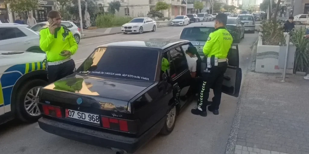 Antalya: revoca della patente per ascolto di musica ad alto volume durante la guida