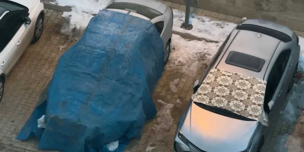 Yüksekova: temperature gelide costringono i conducenti a coprire i veicoli e a chiudere le strade