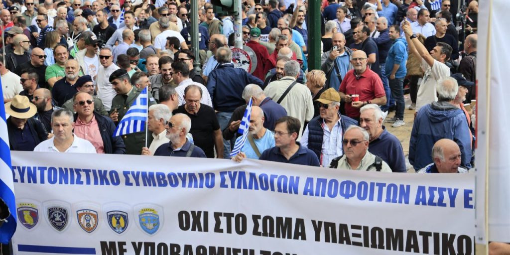 Yunan askerleri protesto için sokakta! Yeni tasarıya büyük tepki