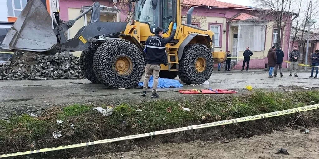 Incidente a Kars: camioncino con secchio di scavo uccide un uomo di 70 anni durante lavori stradali