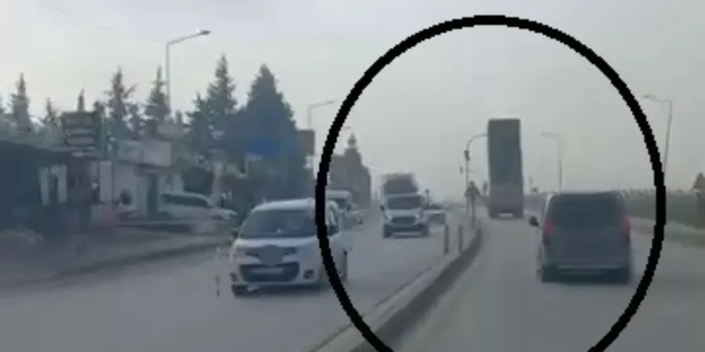 Camion senza freni rompe i semafori di una strada urbana