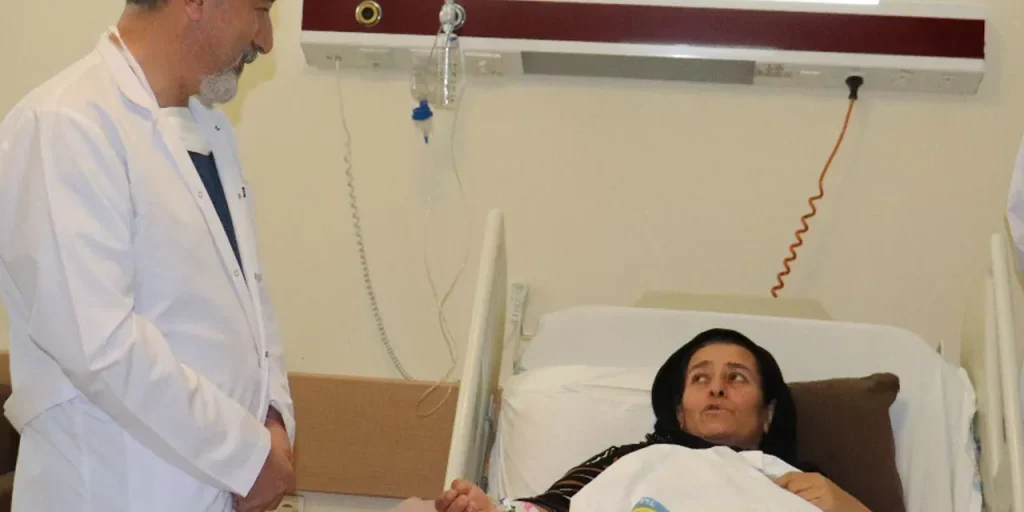 Rimozione chirurgica di un tumore addominale di 15 kg: la paziente recupera la mobilità