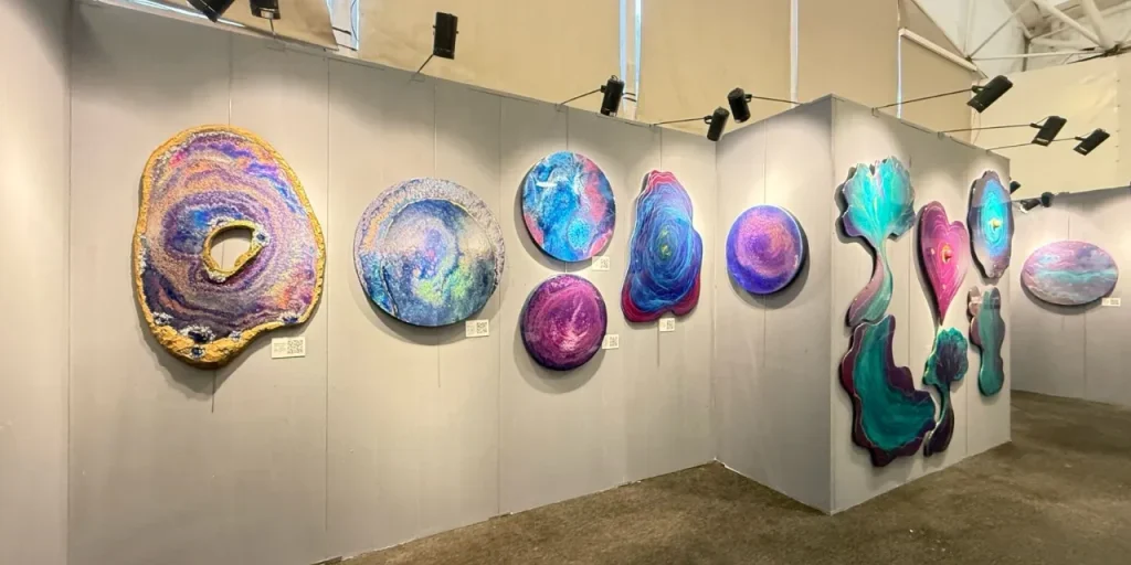 Mostra di arte astratta di İffet Saraçoğulları “Zamanın Ötesinde” al Kemer Country Club Göktürk (24‑28 dicembre 2025)
