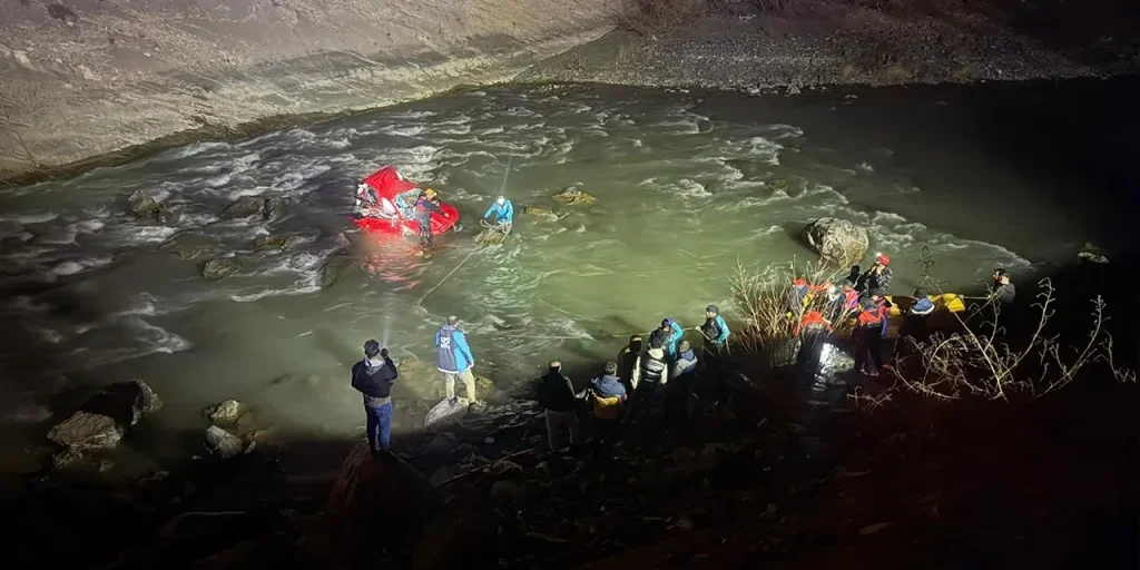 Veicolo cade da 300 metri nel fiume Zap: conducente soccorso, due persone scomparse
