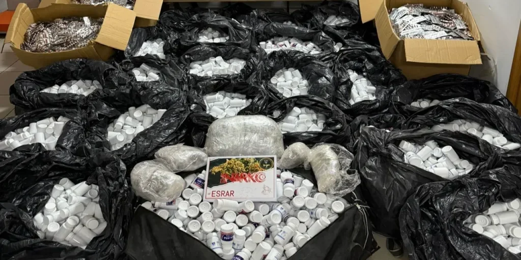 Raid a Izmir: 550.032 farmaci sintetici e 4,358 kg di skunk sequestrati prima che i trafficanti arrivassero