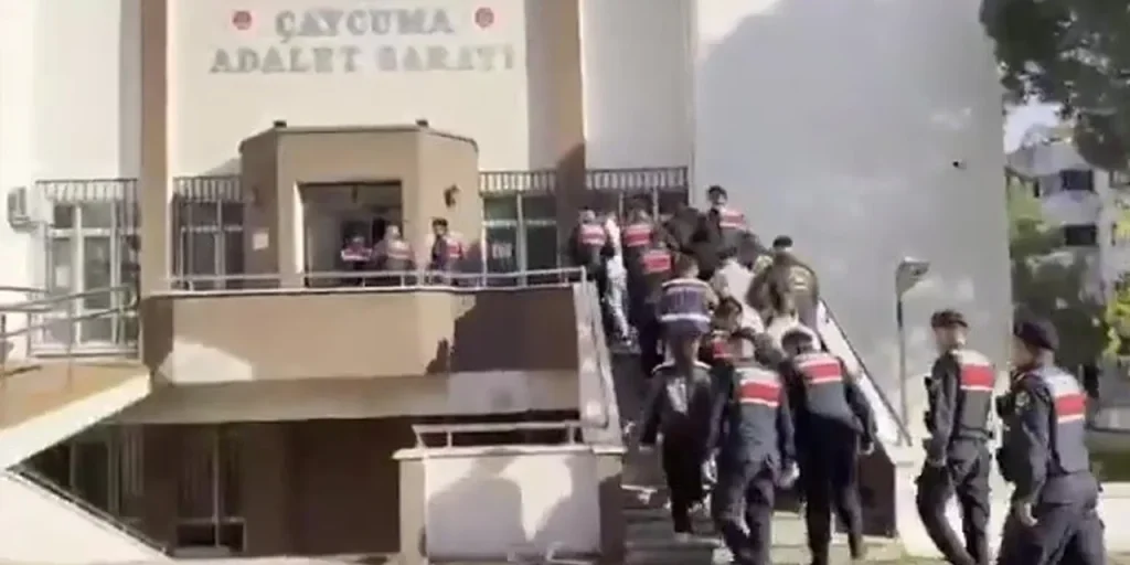 Polizia arresta 10 persone per vendita di patenti di guida false su social media